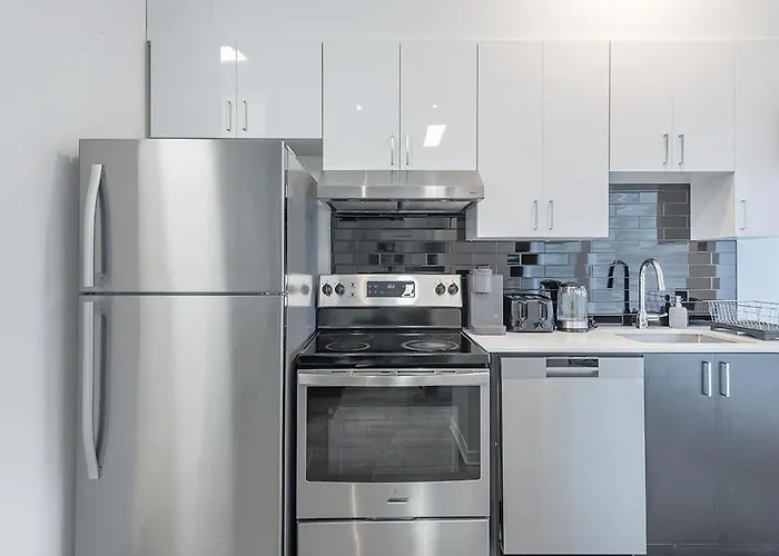 Luxurious 3Bd Apt In Heart Of Downtown Free Parking On-Site 5 Min Walk To Bell Center