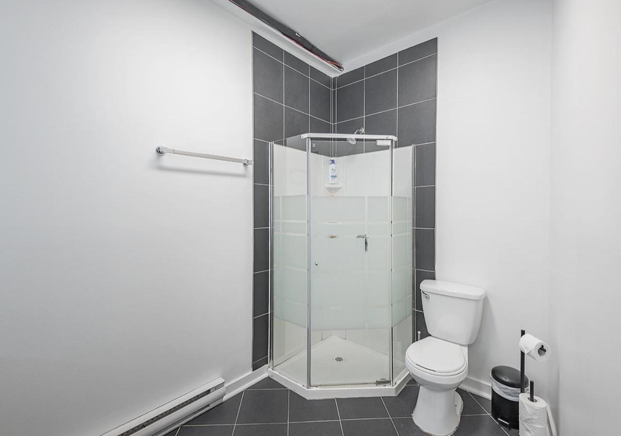 Luxurious 3bd In Heart Of Downtown Free Parking On-site 5 Min Walk To Bell Center Montreal